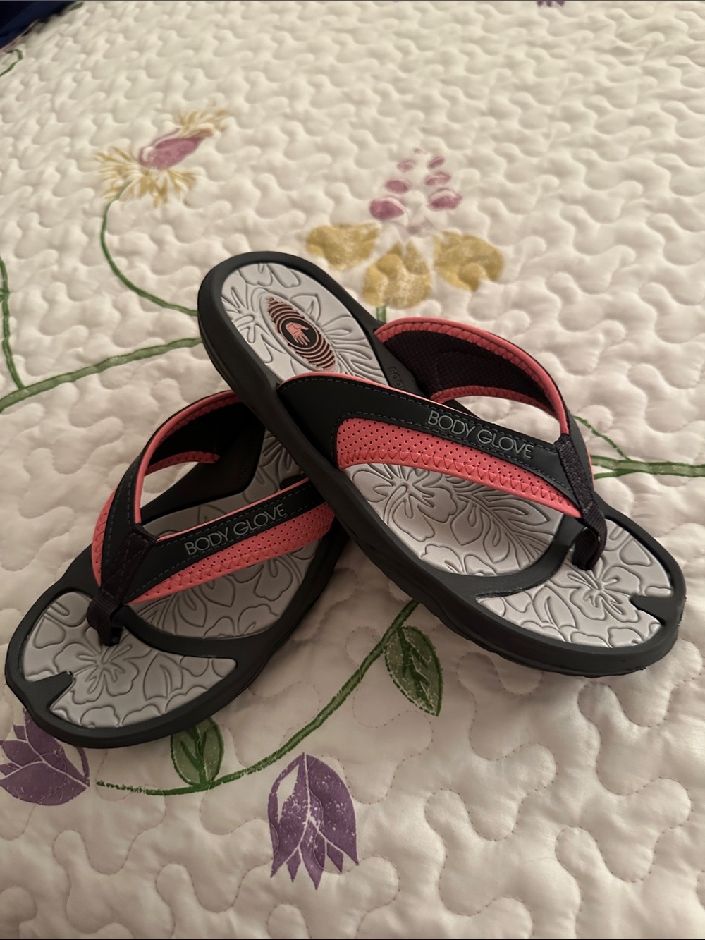 Body Glove Reef-style Coral and Black Flip Flop Sandals Sz 6